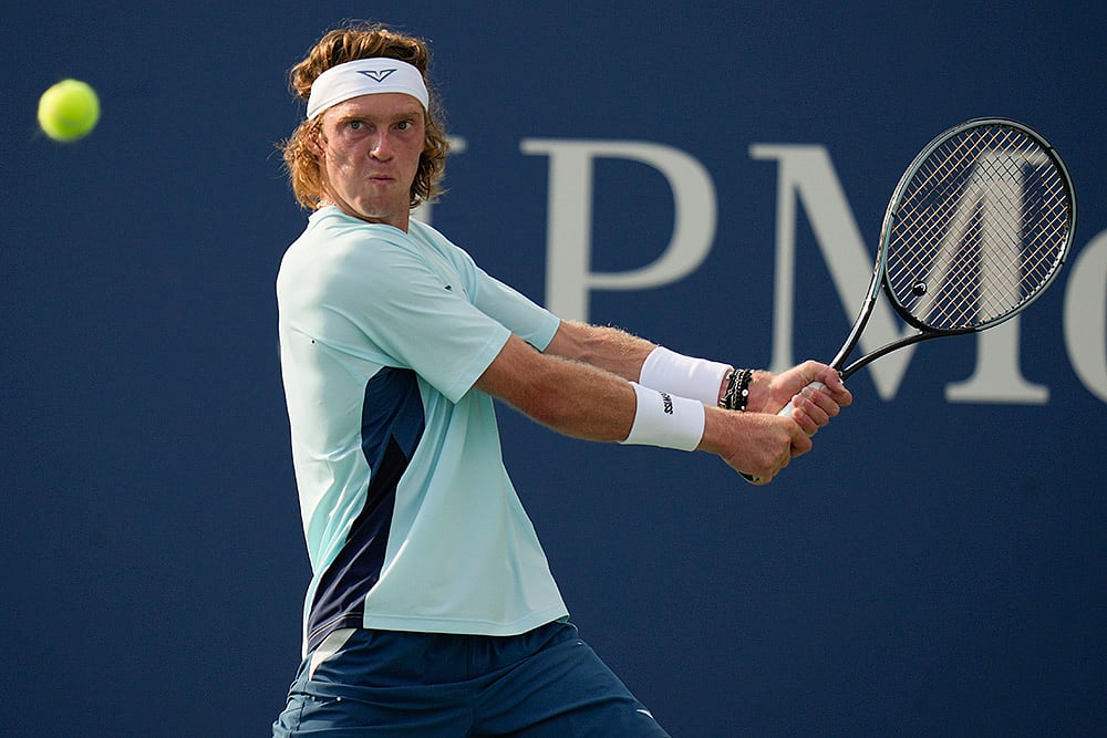 | Photo: AP/Seth Wenig : US Open 2024: Andrey Rublev returns a shot to Arthur Rinderknech during the second round of the U.S. Open